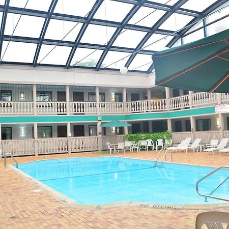 Elk Grove Hotel エルク・グローブ・ヴィレッジ エクステリア 写真