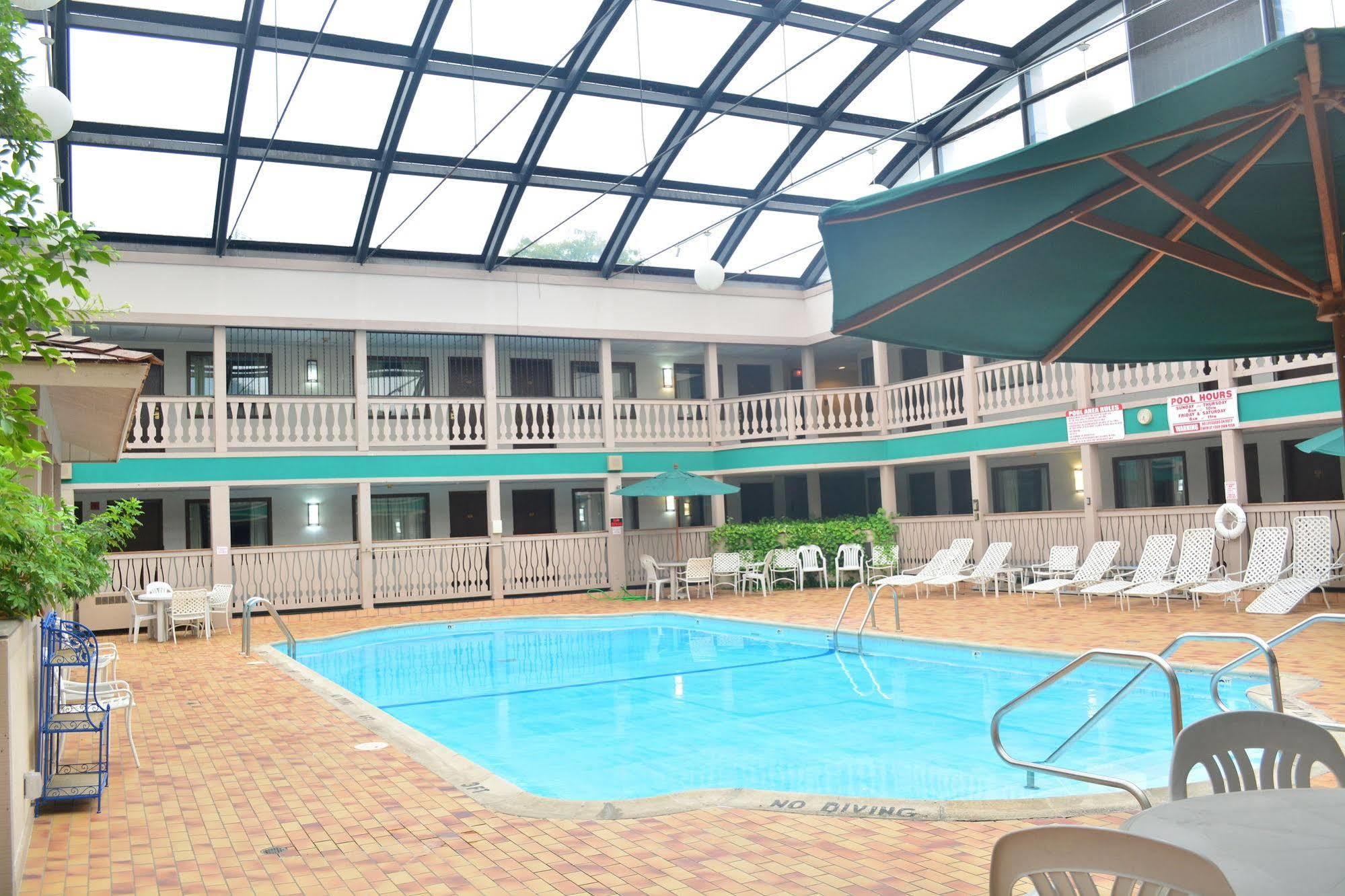 Elk Grove Hotel エルク・グローブ・ヴィレッジ エクステリア 写真
