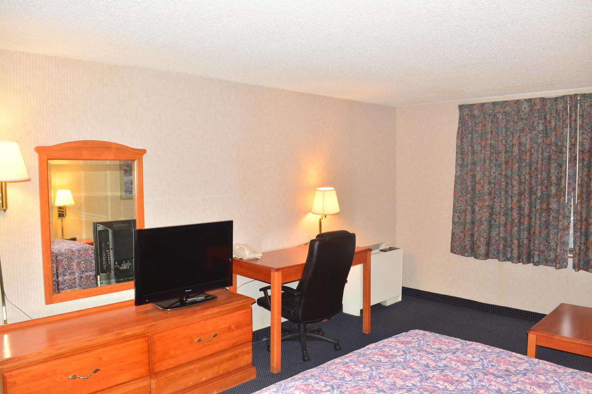 Elk Grove Hotel エルク・グローブ・ヴィレッジ エクステリア 写真