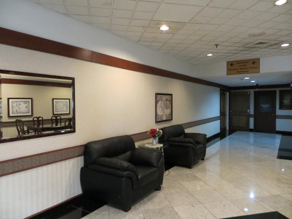 Elk Grove Hotel エルク・グローブ・ヴィレッジ エクステリア 写真
